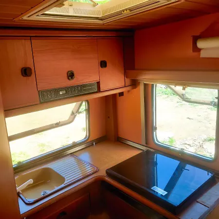 Kemping Vintage Camper On The Beach Off The Grid *
